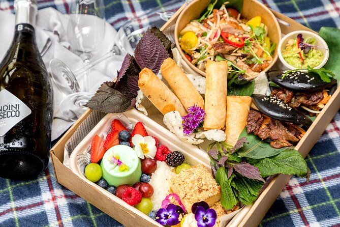 Picnic in the Royal Botanic Gardens for Two